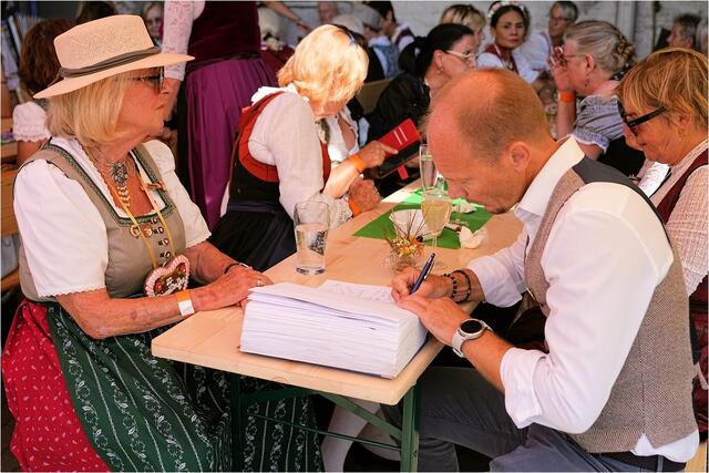 Bgm. Hannes Anzengruber trägt sich in das Dirndlbuch ein. | Foto: Erich Staudinger
