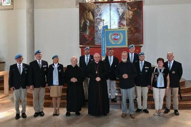 Gruppenfoto mit dem Militärbischof für Österreich in der Bildmitte