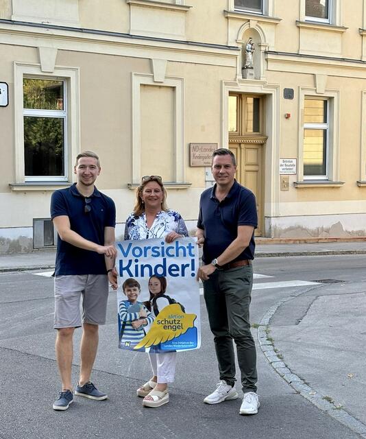 Gemeinderat Michael Müller-Fembeck, Vizebürgermeisterin Maria T. Eder und Bürgermeister ChristophKaufmann bei der Präsentation ihrer Initiative zur Erhöhung der Verkehrssicherheit im Kreuzungsbereich Hermannstraße/Markgasse. | Foto: VP Klosterneuburg