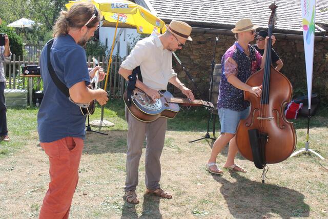 Die Gruupe Wanjao Banjo ausdem Waldviertel eröffnet musikalisch das Wiesensitzen, tanzen und liegen.  | Foto: Robert Cupak