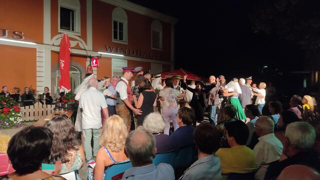 Durch die hervorragende Wirkung vom Liebestrank gab's viele Bräute und eine rauschende Hochzeitsfeier. | Foto: Günther Koch 