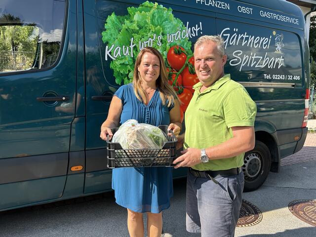 Andrea Schauerhuber bekommt das 1.000. Kisterl von Gärtnermeister Leopold Spitzbart überreicht.
 | Foto: Gärtnerei Spitzbart