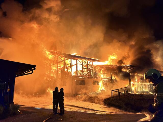 Ein defekter Kompressor soll den Brand verursacht haben. | Foto: Feuerwehren Bezirk Pongau, Klässner/Hafner