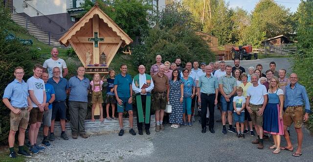 Birgit und Wolfgang Wieser, rechts neben Pfarrer Christoph Grabner, mit den Handwerkern die ihr Herzensprojekt mit viel Herz und Elan unterstützt und umgesetzt haben. | Foto: NaWi