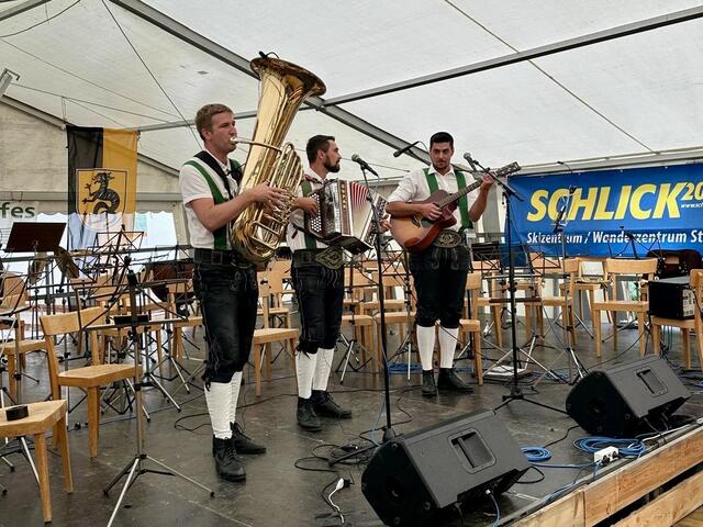 Die Kalkköglbuam Marco Bensch, Stefan Hinteregger und Christoph Thaler spielten zum Warmup auf.  | Foto: Mair
