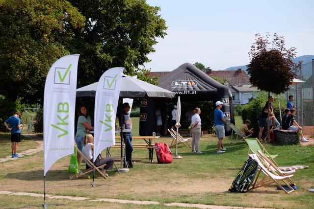 Eltern und Fans verfolgten die hochklassigen Tennismatches – viele suchten ob der beißenden Hitze ein schattiges Platzerl.