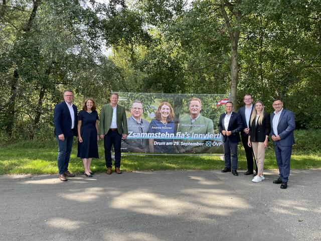 Günther Lengauer, Andrea Holzner, August Wöginger, Martin Feichtinger, Sophie Gradinger und Klaus Mühlbacher bei der Enthüllung des neuen Plakats. | Foto: MeinBezirk/Mayr