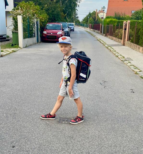 Zweitklässler Florian übt vor Schulstart nochmals seinen Schulweg mit Mama Lisa.  | Foto: Lisa Miletich