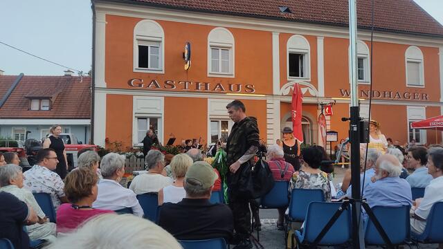 Der Offizier Belcore, welcher durchs Publikum zum Geschehen stieß... | Foto: Günther Koch 