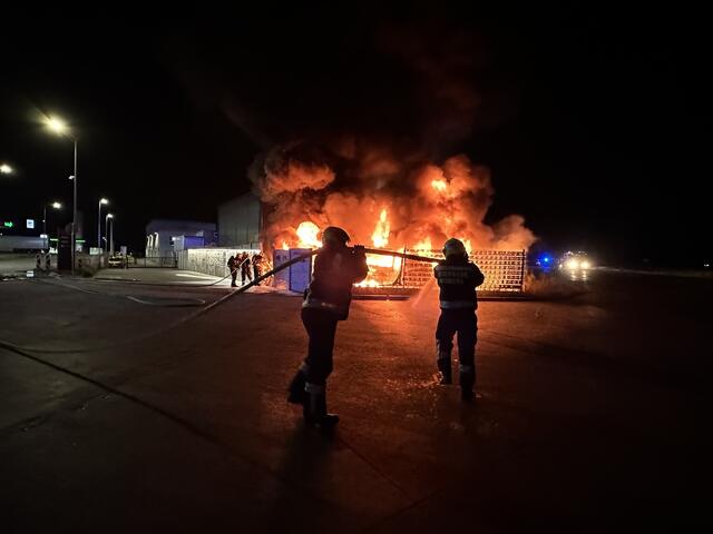 Die Feuerwehren konnten den Brand unter Kontrolle bringen. | Foto: FF Himberg