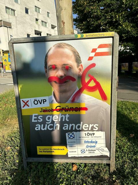 ÖVP-Wahlplakat an der Reichenauerstraße wurde mit kommunistischen Symbolen (Hammer und Sichel) beschmiert. | Foto: Pock/TVP