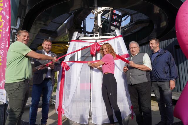 Feierliche Enthüllung der pinken Gondel durch die Vertreter von Bund, Land und Gemeinde, sowie der Krebshilfe Tirol.  | Foto: Alicia Martin Gomez
