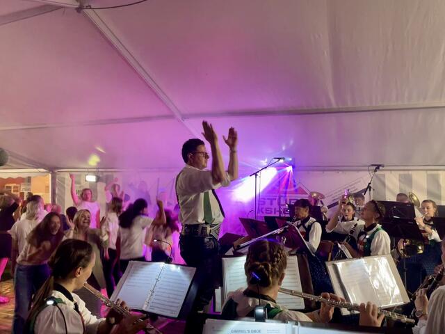 Mit Hits aus Pop und Rock, Boarischen und Blasmusikklassikern wurde die Tanzfläche zum Beben gebracht. | Foto: Mair