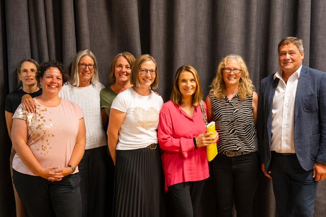 Von links nach rechts: Lydia Außerlechner, Bianca Wehmeier, Elisabeth Jarvers, Andrea Unterweger, Ingrid Goller, Barbara Stöckl, Margit Fuchs und Pepe Kollreider. | Foto: Anraser Pfleghaus