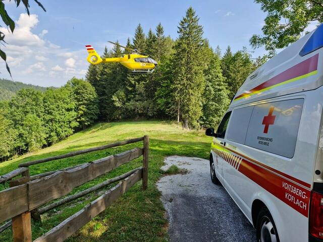 Der Rettungshubschrauber Christophorus 17 landete in der Nähe der B77. | Foto: C. Peter/Rotes Kreuz Stmk.