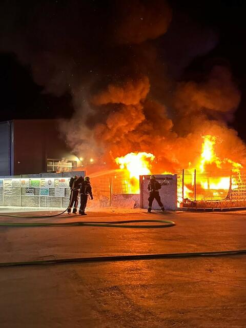 Der Brand war bei einem ortsansässigen Bauunternehmen ausgebrochen. | Foto: FF Himberg