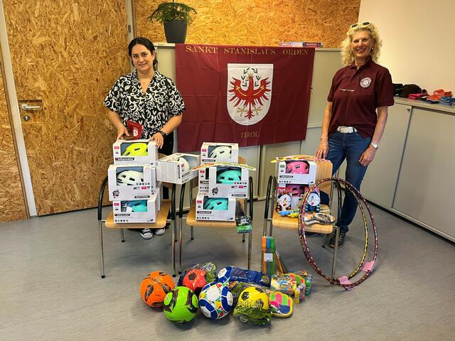 Charityaktion für die SOS-Kinderdorf-Einrichtungen in Tirol: Gamze Yilmaz-Sahan mit Dame Anneliese Hofer vom Sankt Stanislaus Orden.