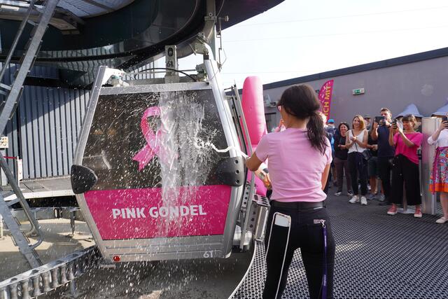 Jana Vargova von den Muttereralmbahnen weihte das gute Stück gehörig ein.  | Foto: Alicia Martin Gomez