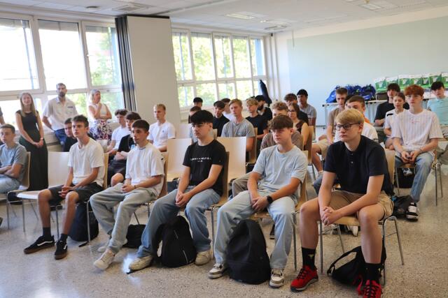 Mit den 20 eigenen Lehrlingen absolvieren auch neun Jugendliche von Norske Skog Bruck ihre Grundausbildung in der Sappi-Lehrwerkstätte. Begonnen wird mit Kennenlerntagen auf einer Almhütte in Gußwerk und Einführung in die Werks- und Arbeitssicherheit, dann geht es an die Arbeit mit feilen, schleifen, bohren, sägen. Nach acht Wochen erfolgt die separate Ausbildung in den einzelnen Lehrberufen. Und sehr bald lernen die Jugendlichen ihr Handwerk bei Kollegen direkt an den Papiermaschinen.   | Foto: Edith Ertl