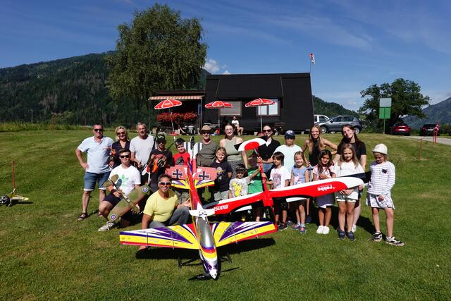 Die Kinder und Betreuerinnen des OK-Zentrums sowie einige Mitglieder des MFC-Lienz. | Foto: Markus Kozubowski