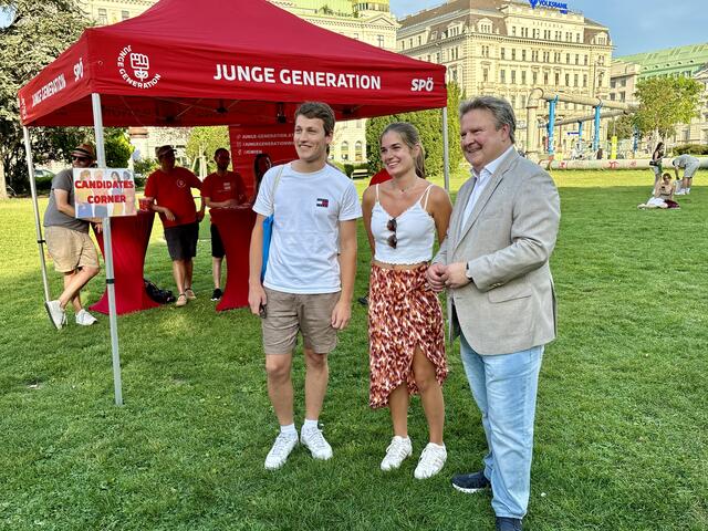 Ein Pärchen aus Deutschland, das gerade auf Wien-Besuch ist, plauderte ebenfalls mit Wien-Chef Ludwig. | Foto: Barbara Schuster/MeinBezirk