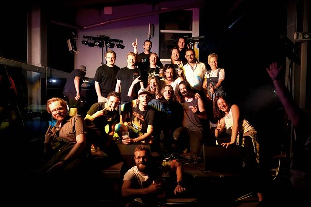 Ein Gruppenbild zum Schluss darf nicht fehlen. Zu sehen die Bands, die Organisatoren und Sponsoren, Bürgermeister und Vizebürgermeisterin sowie ein paar blinde Passagiere.  | Foto: Alicia Martin Gomez