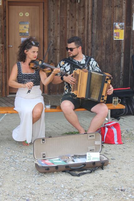 Das Volksmusikduo Strafitelgrabn von der Steirischen Alm (Linde Härtel „dee Linde“ und Vinzenz Härtel) luden auch zum Mitjodeln ein.    | Foto: Robert Cupak
