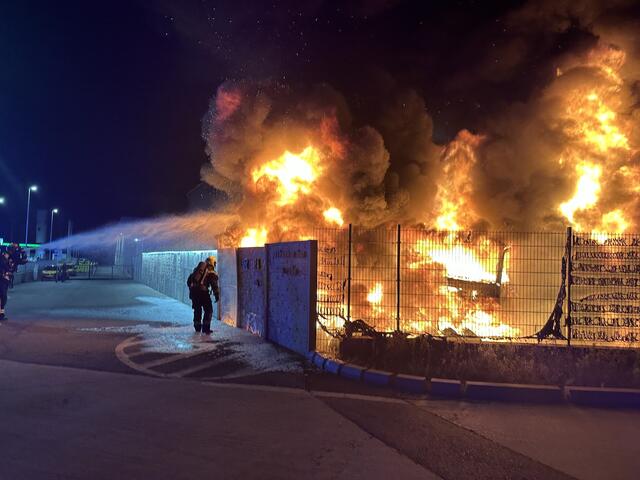 Gefährlich: Der Brand war unmittelbar in der nähe einer Tankstelle ausgebrochen. | Foto: FF Himberg