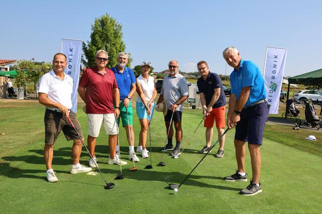 Hauptorganisator Klaus Domittner (2.v.r.) unter anderem mit dem ehemaligen Olympia-Sieger Leonhard Stock (r.).  | Foto: Schleich