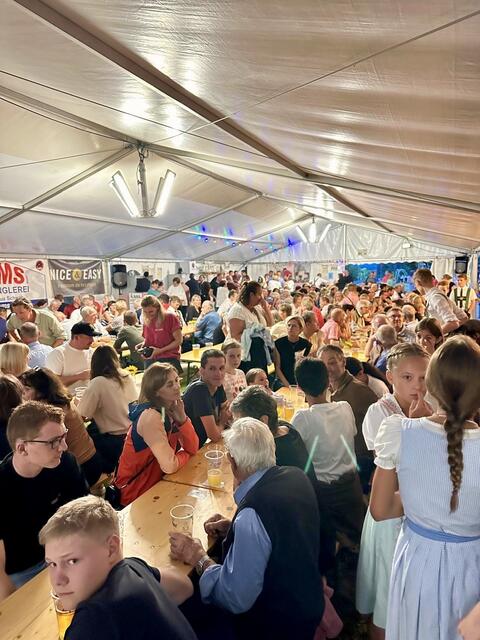 Der Ansturm zur Blasmusikparty in Telfes war riesig.  | Foto: Mair