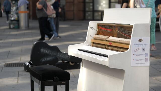 Derzeit findet sich am Wiener Stephansplatz dieses weiße Piano, das von Passantinnen und Passanten bespielt werden kann. | Foto: Maximilian Spitzauer/Mein Bezirk