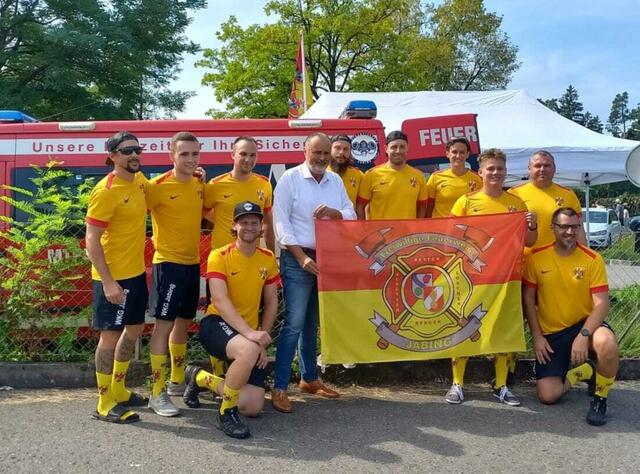 Landeshauptmann Hans Peter Doskozil mit dem Feuerwehrteam aus Jabing beim Bundesbewerb. | Foto: Feuerwehr Jabing
