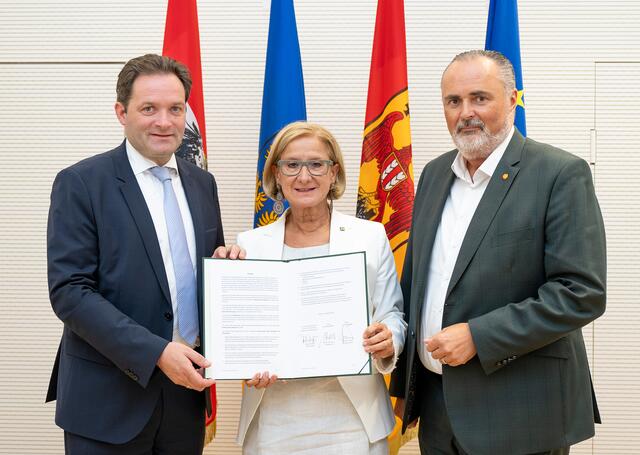 Landeshauptfrau Johanna Mikl-Leitner, Wasserminister Norbert Totschnig (li.) und Landeshauptmann Hans Peter Doskozil (re.) haben Grundsatzvereinbarung zur Sicherung der Wasserressourcen im Osten unterzeichnet. | Foto: NLK/Pfeffer