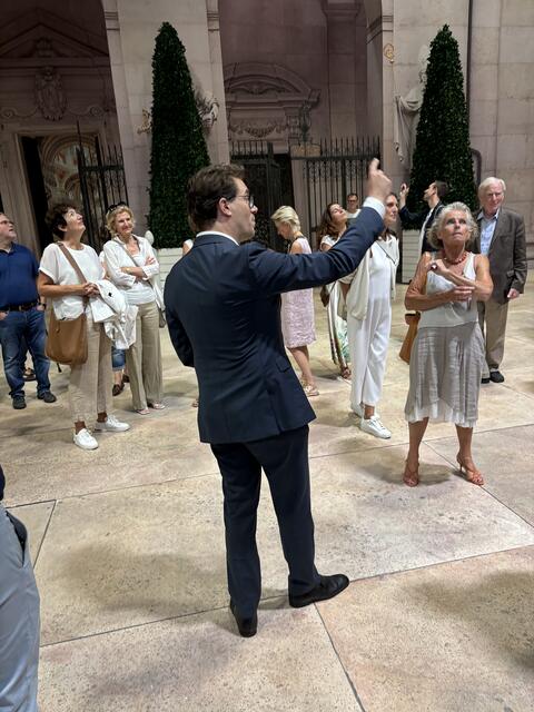 Lukas Crepaz führte durch das Große Festspielhaus und stand den Interessierten geduldig Rede und Antwort. | Foto: Schrofner