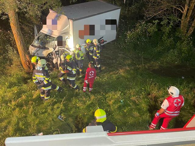 Die Rettungskräfte halfen bei der Befreiung des Lenkers. | Foto: FF Rothenthurm