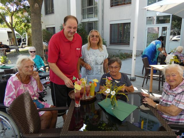 Hertha Müllauer, Ulrike Sartorius und Elfriede Lemmerer (sitzend v.l.n.r.) lassen sich die Cocktails, liebevoll zubereitet und serviert von Sascha Stolz und Gaby Haunold, gut schmecken.
 | Foto: PBZ Klosterneuburg
