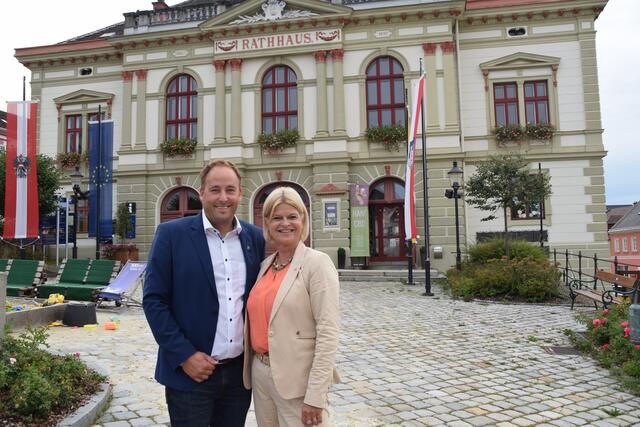 Bürgermeister Patrick Layr informierte Klaudia Tanner über die bevorstehenden Projekte in der Braustadt Weitra. | Foto: Volkspartei Niederösterreich