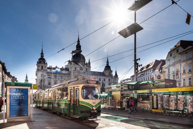 Der Mann war vorübergehend unter der Straßenbahn eingeklemmt. | Foto: Jorj Konstantinov