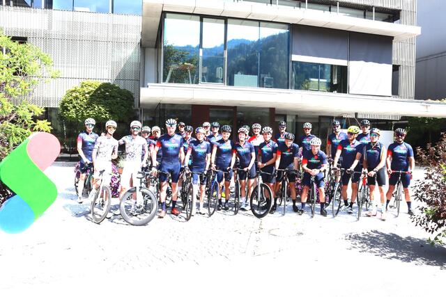 Die Radlergruppe vor der Firmenzentrale. | Foto: Steinbacher