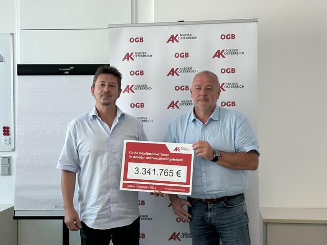 Herbert Grurl (Geschäftsstellenleiter der AK Amstetten) und Gerald Einfalt (Kammerrat, Betriebsrat Firma Mondi)