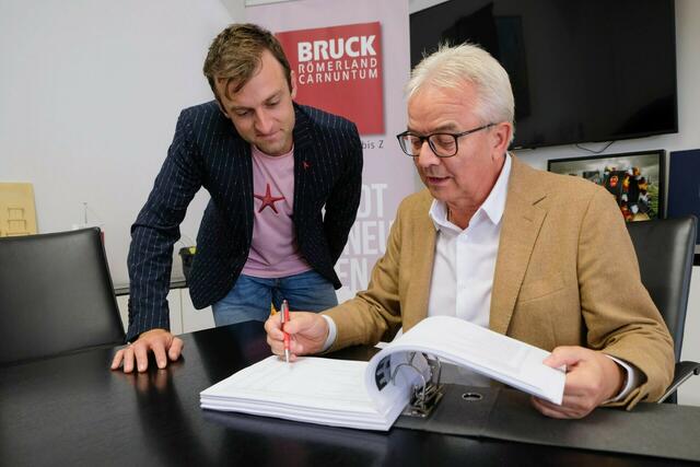 Finanzstadtrat und SPÖ Klubsprecher Josef Newertal und Stadtchef Gerhard Weil (SPÖ) befürworten das Projekt.  | Foto: C. Zenger
