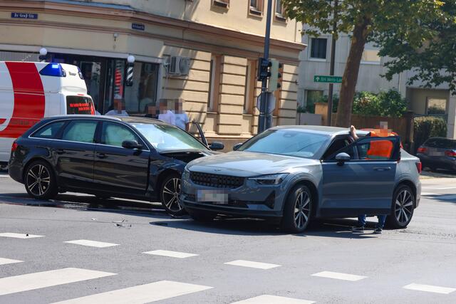 Auf der Kreuzung in der Doktor-Groß-Straße rammte ein schwarzer Audi-Kombi die Seite eines Pkw der Marke Polarstar, während Wartungsarbeiten an der Ampel stattfanden. | Foto: laumat.at