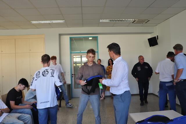 Die Begrüßung der Lehrlinge 2024 erfolgte im großen Schulungsraum der Lehrwerkstätte. Hier überreichte Geschäftsführer Peter Putz als Willkommensgeschenk Rucksäcke an die neuen Kollegen. | Foto: Edith Ertl