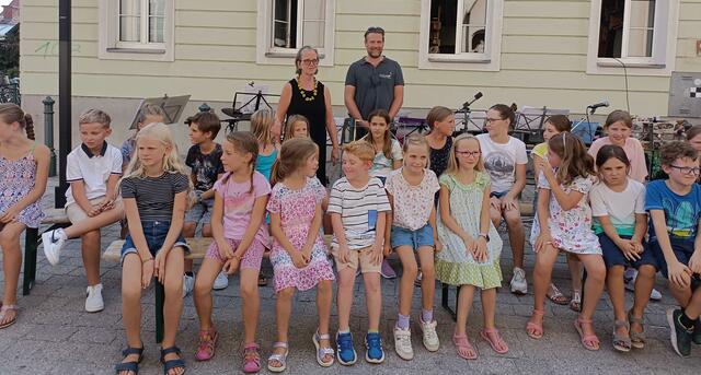 Musikschuldirektor Peter Vasicek und Abteilungsleiterin Petra Renner mit einigen Teilnehmern. | Foto: Musikfreunde Korneuburg