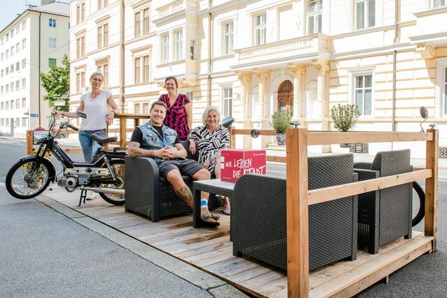Parklet in der Paris-Lodron-Straße: 
Babara Mair, Marlies Bodinger (v.li. stehend, beide Abteilung 3), Philipp Reisinger (Verein „2Takt-Dichter“) und StR Andrea Brandner | Foto: Stadt Salzburg/Tobias Neugebauer