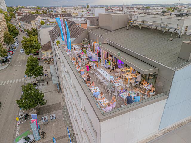 Die Welser Skybar "Dachgeflüster" schließt nach vier Wochen für heuer ihre Pforten. Viele Stammkundinnen und -kunden ließen sich das Abschlussevent nicht entgehen.  | Foto: Rene Hauser