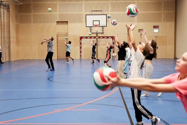 Zu den coolen Hobbys gehört auch Volleyballspielen.  | Foto: Valerie Loudon