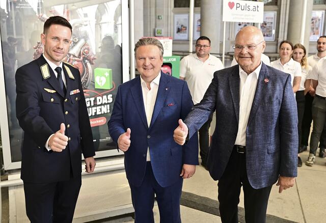 V.l.: Mario Krammel (Berufsrettung Wien), Bürgermeister Michael Ludwig (SPÖ) und Harry Kopietz (Verein Puls) freuen sich über die neue Kampagne.  | Foto: Stadt Wien / Christian Jobst