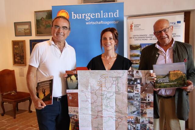 Wollen die Schlösserstraße voranbringen: Gilbert Lang (Burg Güssing, links), Nina Peischl (Wirtschaftsagentur Burgenland) und Andreas Bardeau (Schloss Kornberg). | Foto: Martin Wurglits