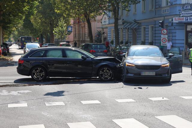 Auf der Kreuzung in der Doktor-Groß-Straße rammte ein schwarzer Audi-Kombi die Seite eines Pkw der Marke Polarstar, während Wartungsarbeiten an der Ampel stattfanden. | Foto: laumat.at
